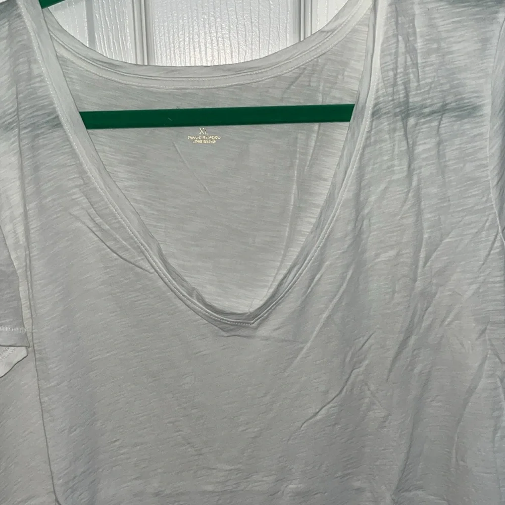 Lilly Pulitzer V-neck white extra large brand new style number 001504 - Picture 2 of 3